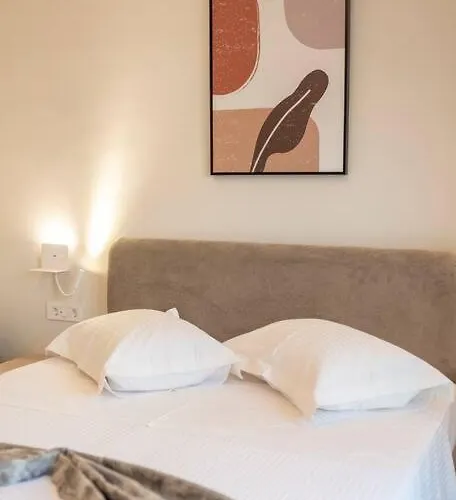 Rosa's Luxury *